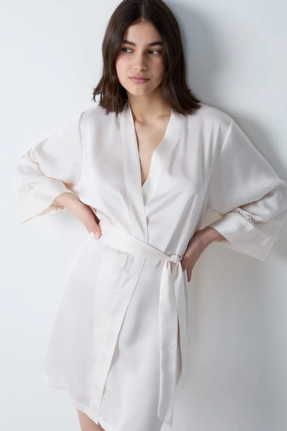ETAM Batas|Batas Y Kimonos|Bata de satén con detalles de encaje CRUDO