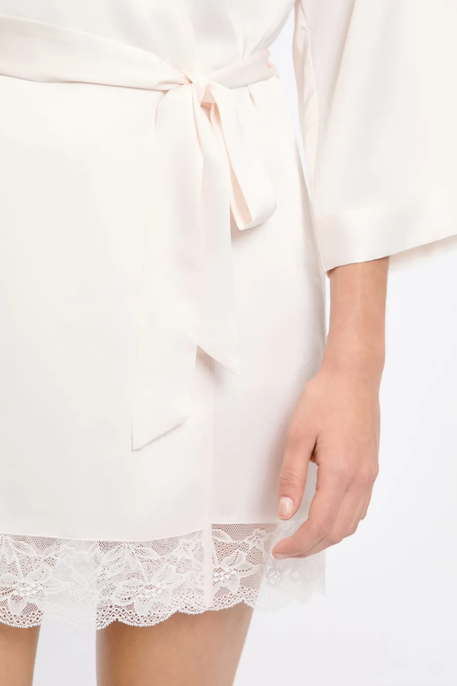 ETAM Pijamas Para Novias|Batas|Bata kimono satinada con detalles de encaje CRUDO