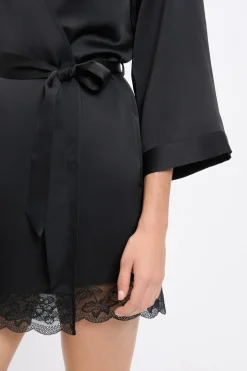 ETAM Batas|Batas Y Kimonos|Bata kimono satinada con detalles de encaje NEGRO