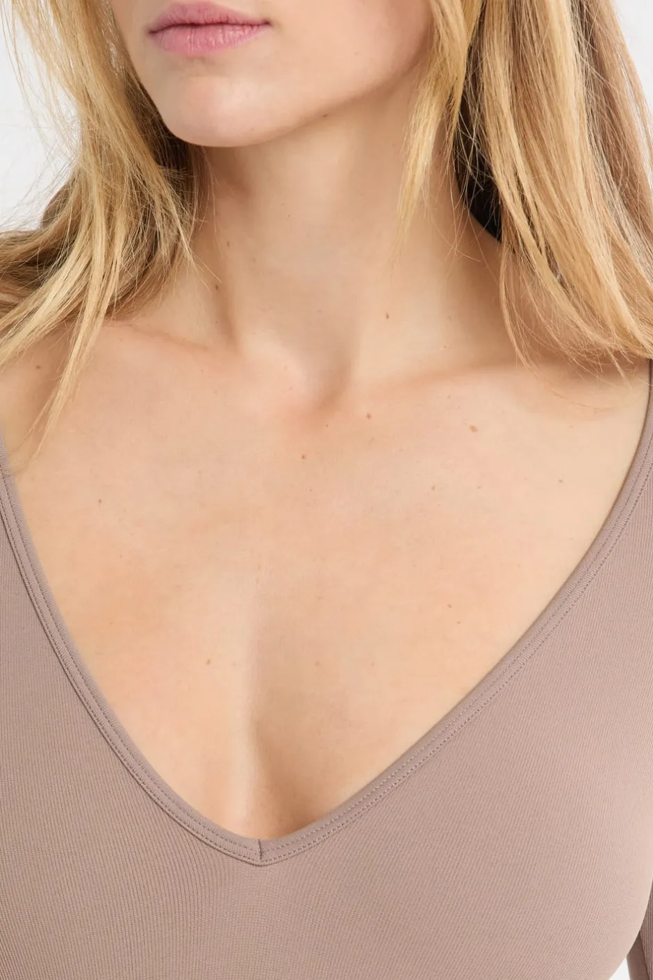 ETAM Bodys|Body con cuello en V y manga larga TAUPE