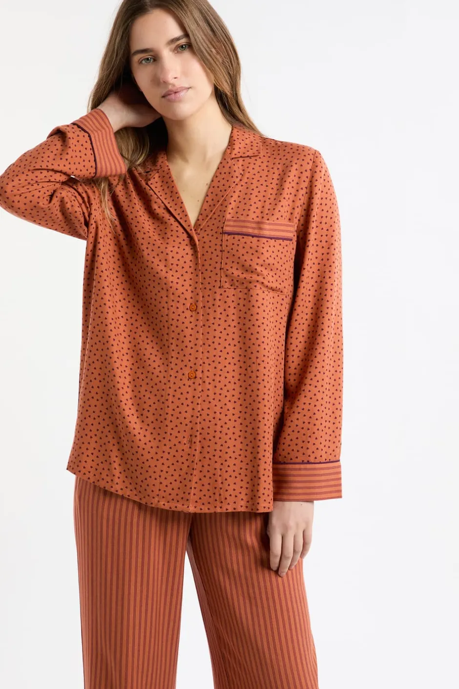 ETAM Los Pijamas Más Responsables|Partes De Arriba De Pijama|Camisa de pijama con estampado de corazones MARRÓN