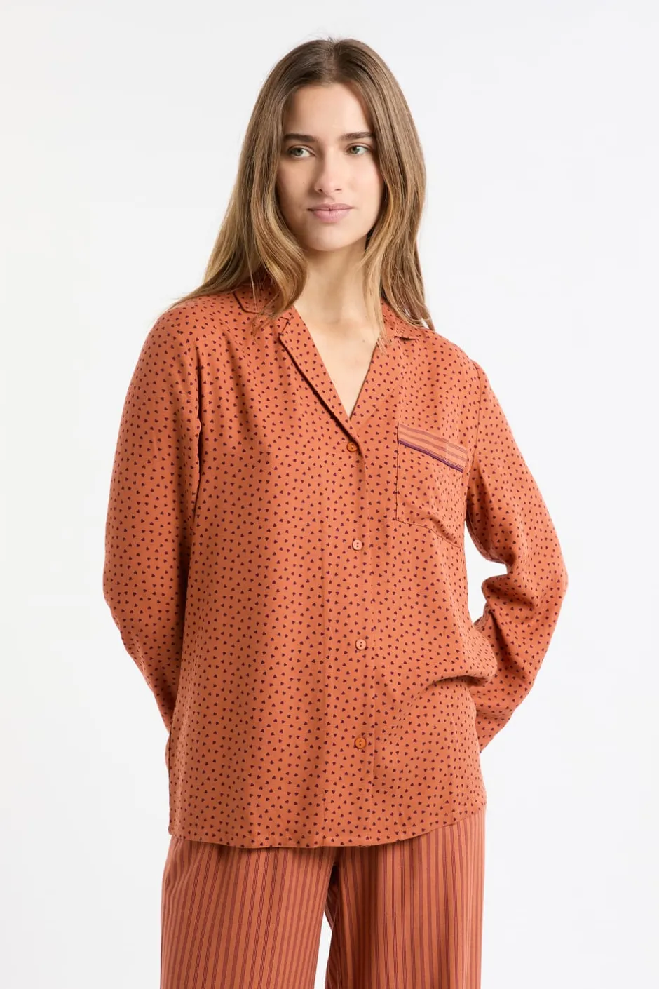 ETAM Los Pijamas Más Responsables|Partes De Arriba De Pijama|Camisa de pijama con estampado de corazones MARRÓN