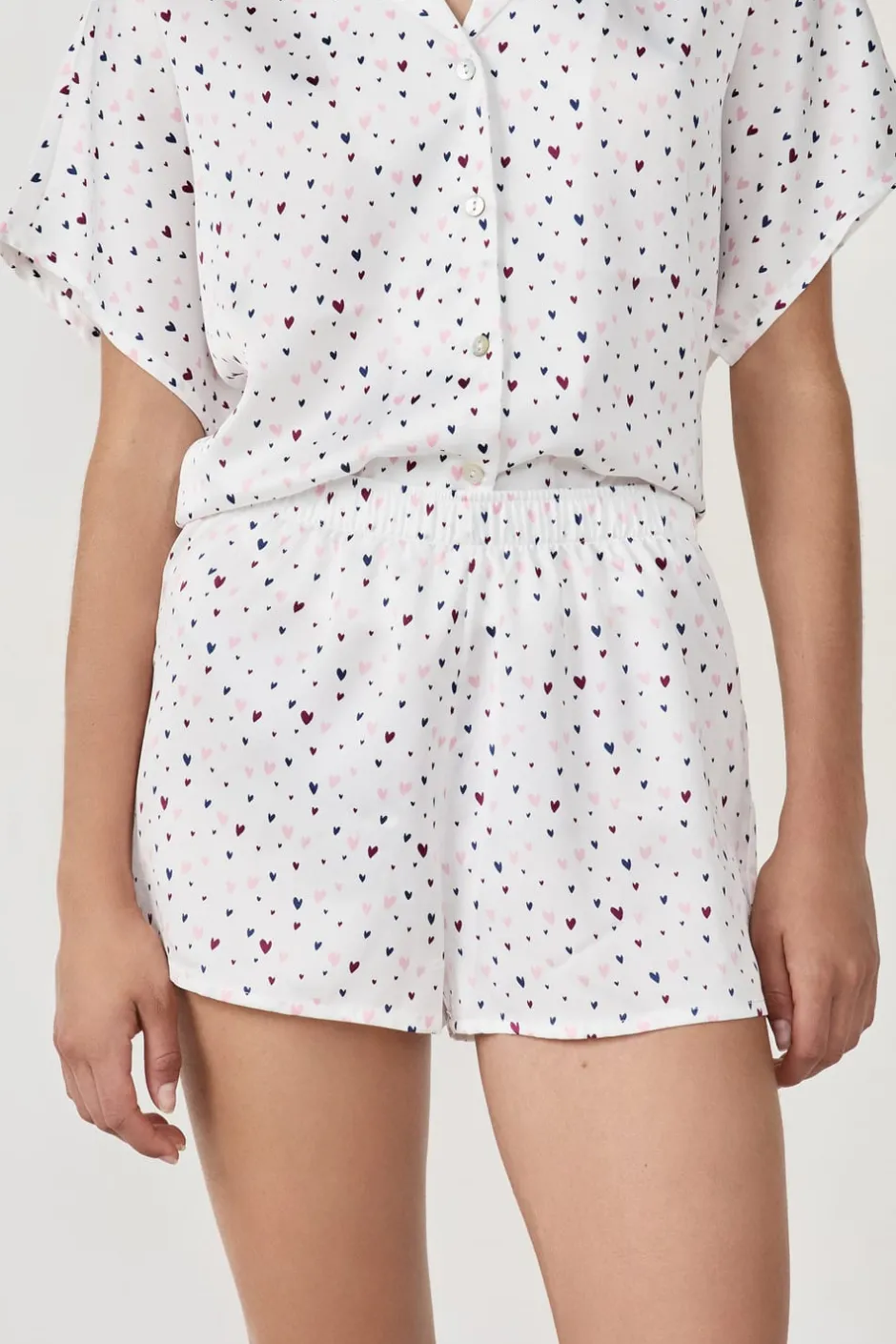 ETAM Partes De Abajo De Pijama|Los Pijamas Más Responsables|Pantalón cortos de pijama de satén con estampado de corazones MULTICOLOR
