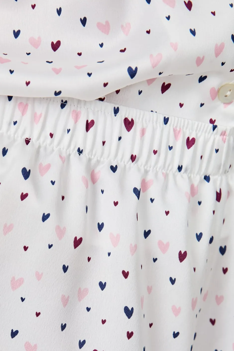 ETAM Partes De Abajo De Pijama|Los Pijamas Más Responsables|Pantalón cortos de pijama de satén con estampado de corazones MULTICOLOR