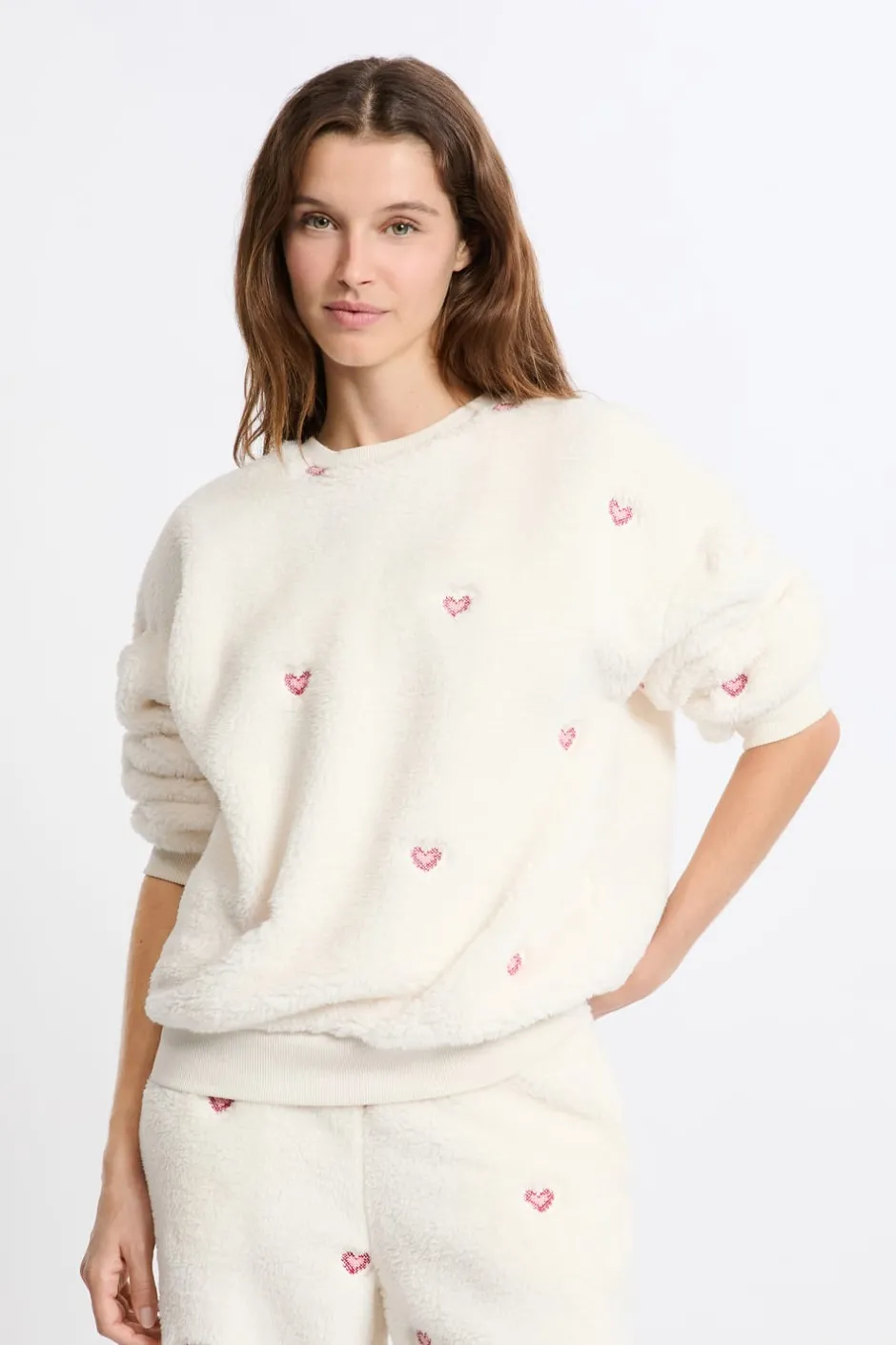 ETAM Los Pijamas Más Responsables|Pijamas Calentitos|Sudadera con estampado de corazones efecto polar CRUDO