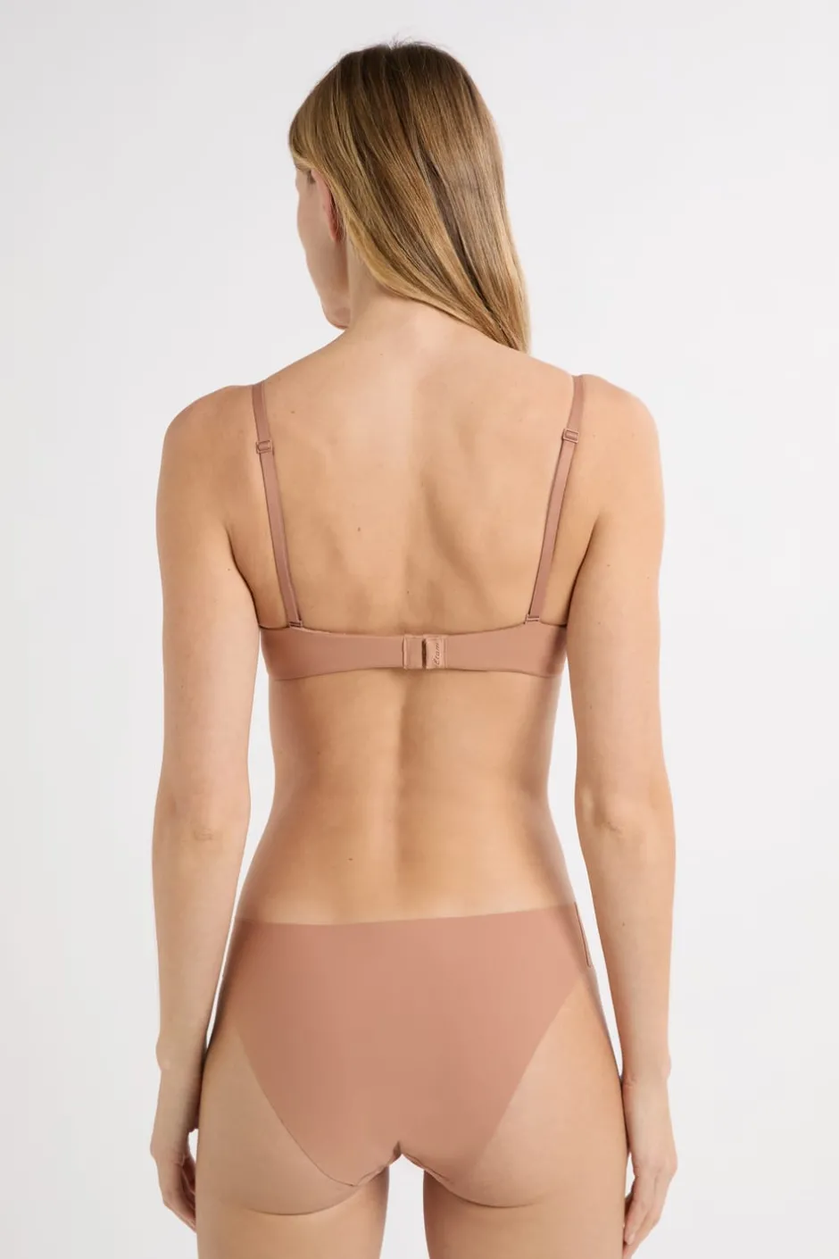 ETAM Sujetadores Invisibles|Sujetadores Deportivos·Sujetadores Invisibles|Sujetador Nº 2 - Push up escote pronunciado La modelo mide 1m74 y lleva una 90B.
