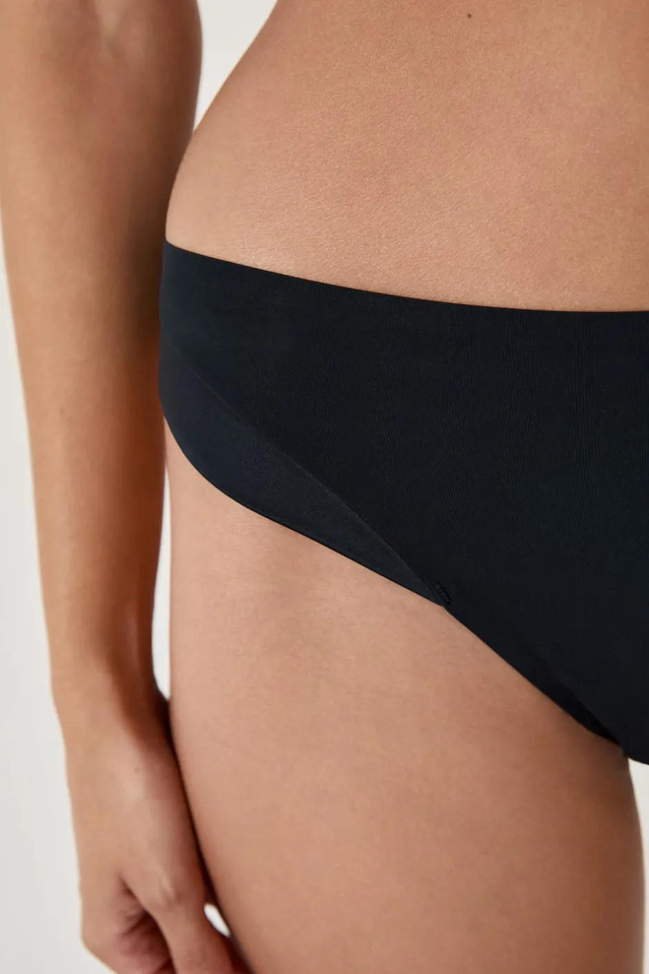 ETAM Braguitas Invisibles|Tanga Brasileño|Tanga de microfibra satinada NEGRO