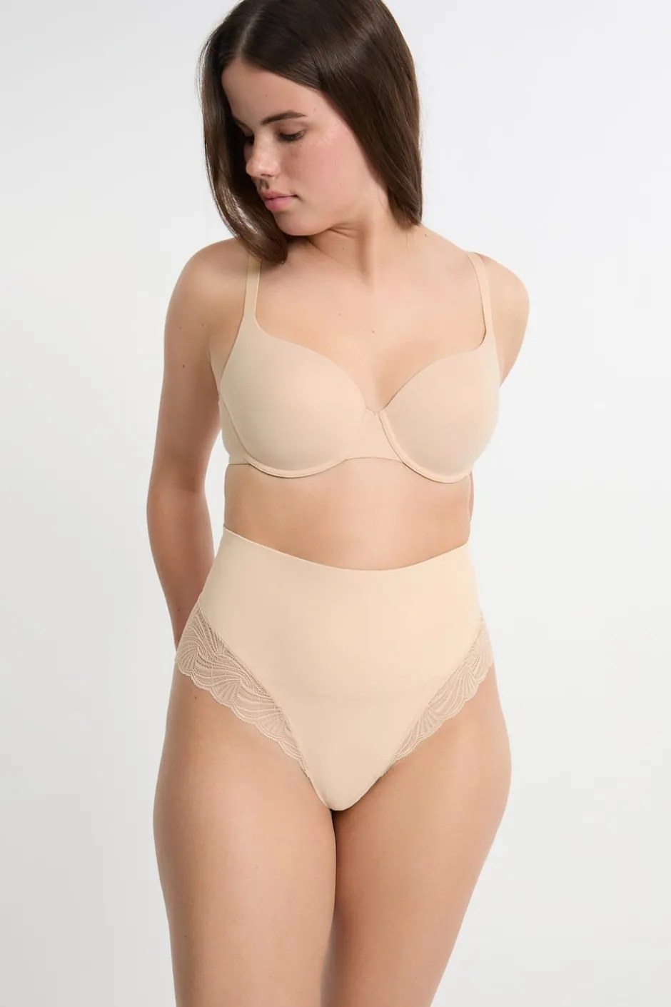 ETAM Braguitas Moldeadoras|Talle Alto|Tanga de talle alto moldeador con detalles de encaje - Sujeción media C.BEIGE