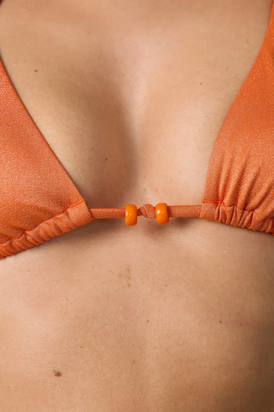 ETAM Triángulos|Top bikini triangular detalle perla NARANJA