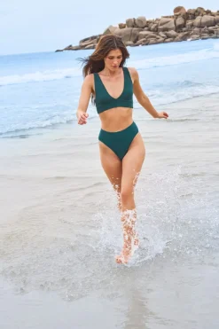 ETAM Triángulos|Top bikini triangular en material elástico VERDE