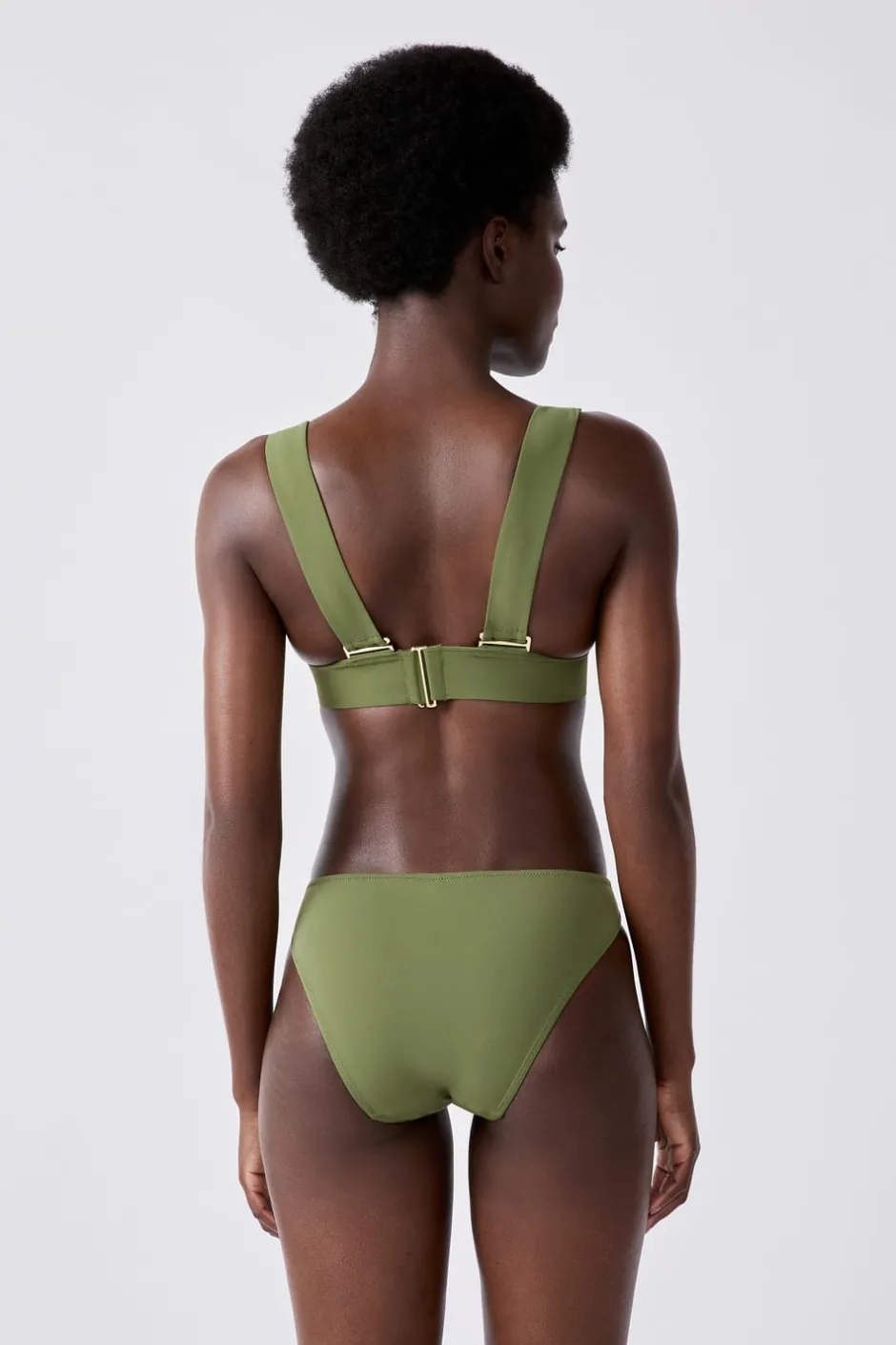 ETAM Triángulos|Top bikini triángulo La modelo mide 1,77 m y lleva una talla S