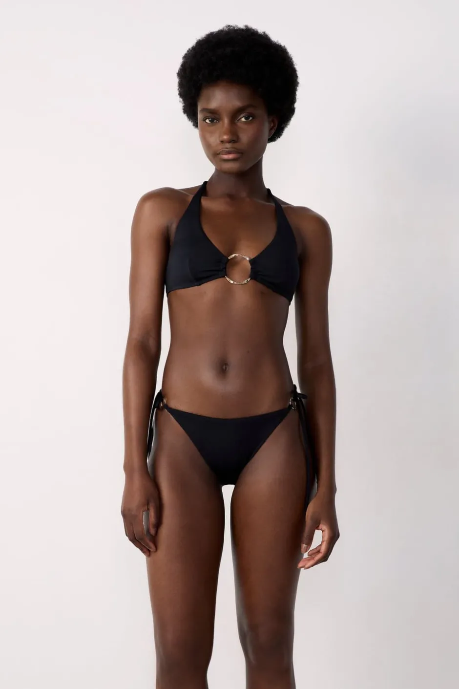 ETAM Triángulos|Top bikini triángulo con detalle de anillas La modelo mide 1m75 y viste S