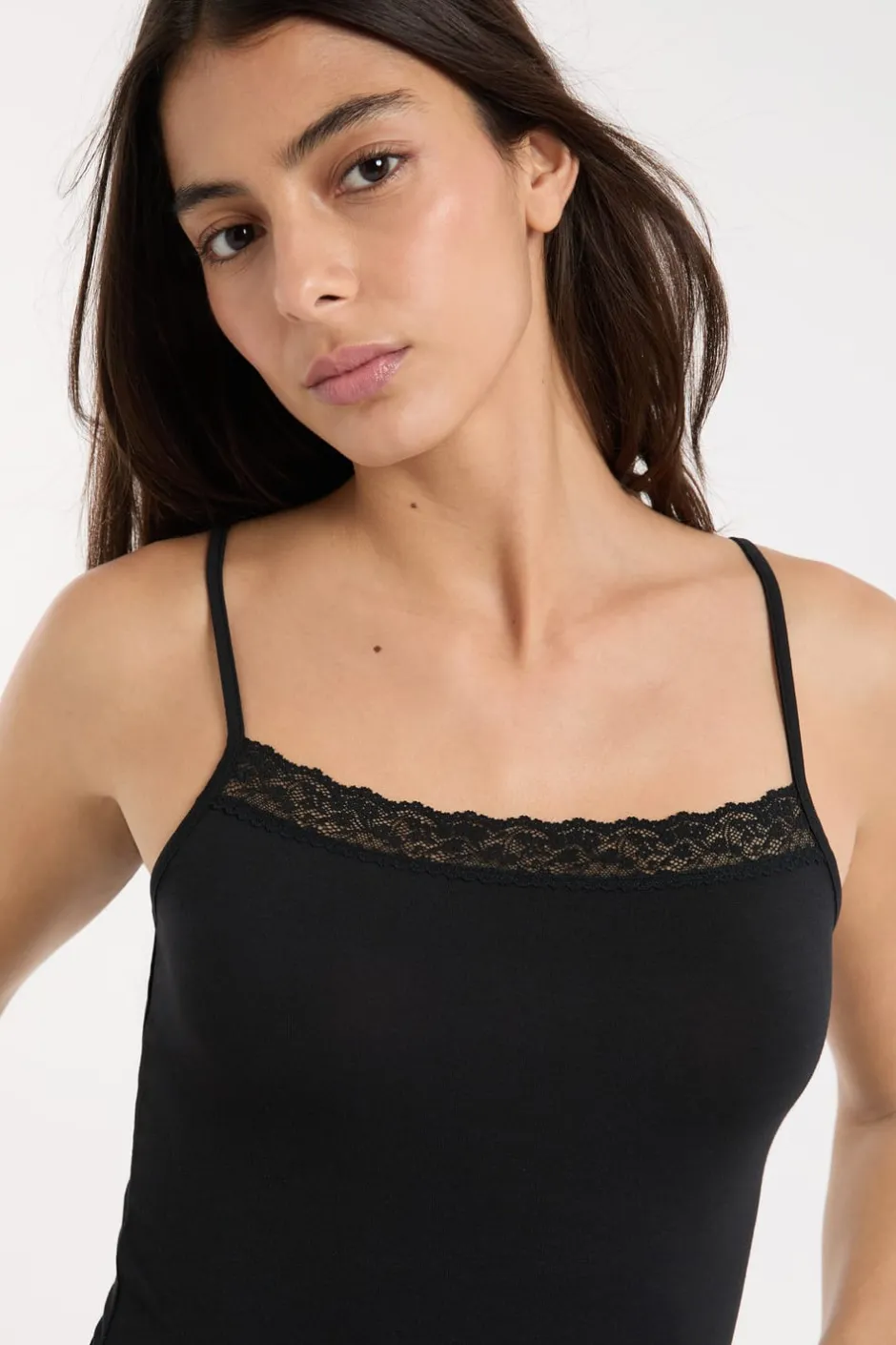 ETAM Los Pijamas Más Responsables|Pijamas Esenciales|Top con detalles de encaje NEGRO