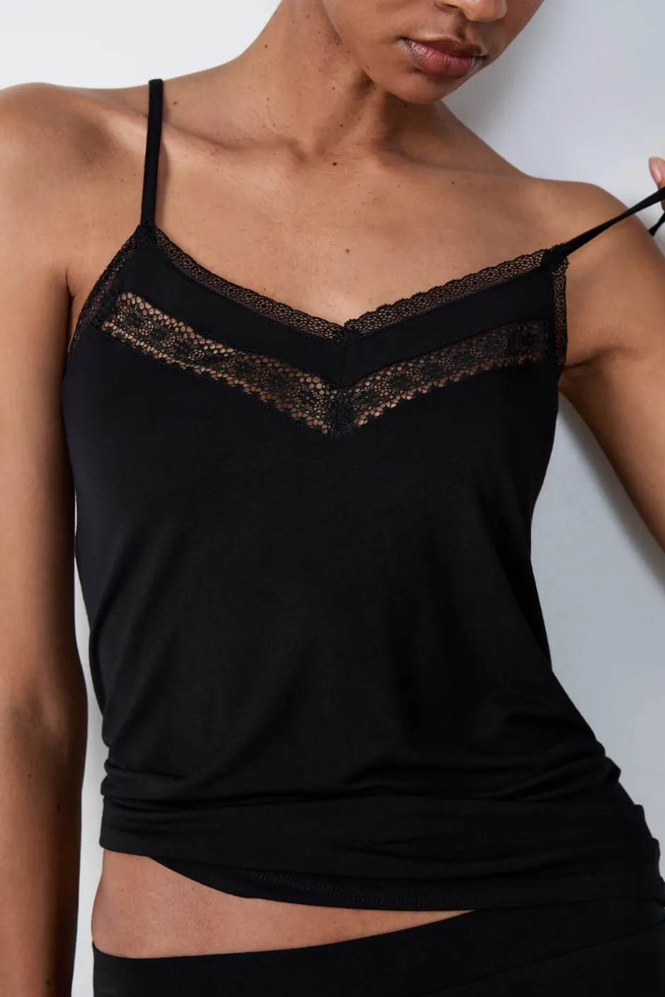 ETAM Los Pijamas Más Responsables|Partes De Arriba De Pijama|Top con tirantes finos y escote de encaje NEGRO